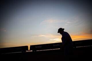 Produtor rural diante do pôr do sol. (Foto: Reprodução/PortalSenarMS)