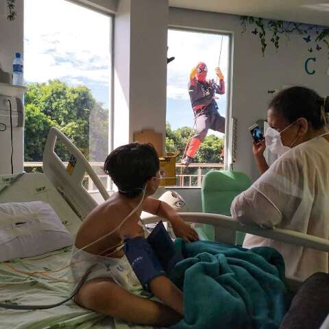 Homem-Aranha surge na janela de hospital e surpreende criançada