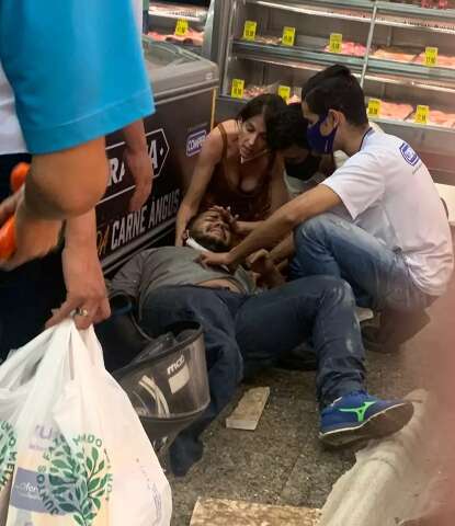 T&eacute;cnico de ar-condicionado &quot;fura&quot; forro e cai do teto de supermercado 