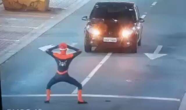 Homem-Aranha toma &quot;enquadro&rdquo; da Guarda ap&oacute;s fechar 14 de Julho para gravar v&iacute;deo