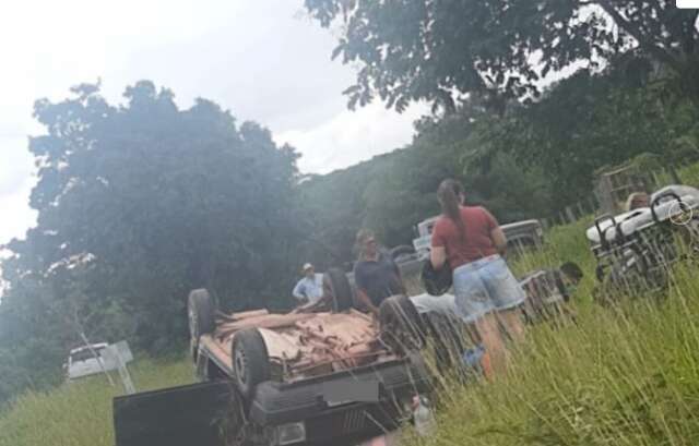 Motorista perde controle, carro capota e 5 pessoas ficam feridas na MS-427 