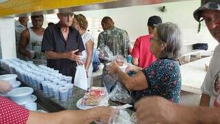 Com entrega de marmitas, grupo espera atender 450 pessoas em situa&ccedil;&atilde;o de rua