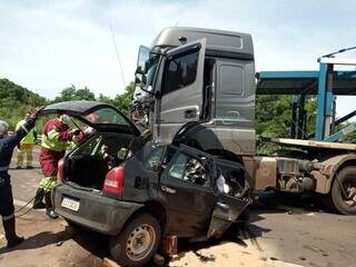 Acidente envolvendo carro de passeio e caminhão-cegonha matou família inteira. (Foto: Sidney Assis, de Coxim)