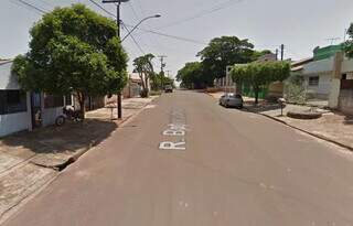 Crime ocorreu na Rua Botocudos, em Naviraí. (Foto: Google Street View)