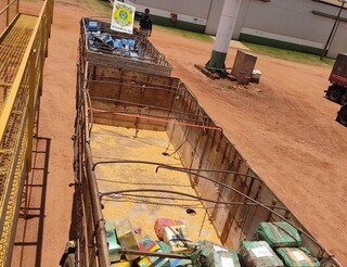 Fardos de maconha em carreta bitrem após retirada da carga de milho. (Foto: Divulgação)