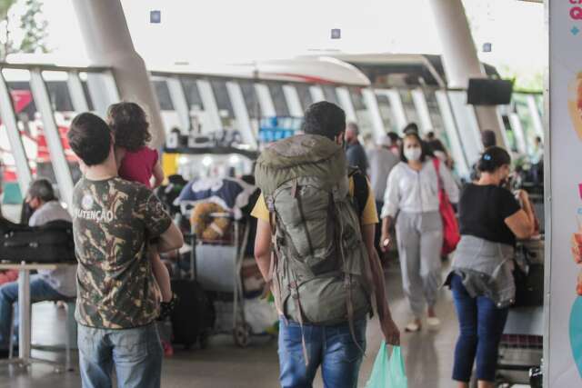 Com rodovi&aacute;ria lotada, passageiros n&atilde;o escapam dos perrengues de fim de ano 