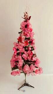 Árvore de natal decorada com itens rosas.(Foto: Arquivo pessoal)