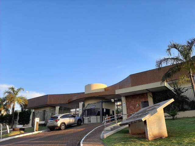 Empregados de condom&iacute;nio de luxo v&atilde;o &agrave; pol&iacute;cia com medo de levar tiro de morador