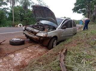 Carro ficou parcialmente destruído depois de capotar. (Foto: O Pantaneiro)