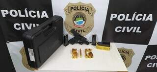 Pistola usada no crime e munições apreendidas com o acusado. (Foto: Divulgação | Polícia Civil)