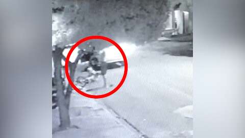 Imagens mostram homem atirando ao se irritar com jovens andando de skate