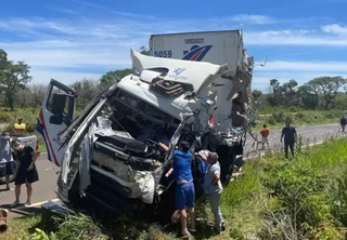 Caminhão que Anderson José Bellarmino, 30 anos, dirigia. (Foto: Direto das Ruas)