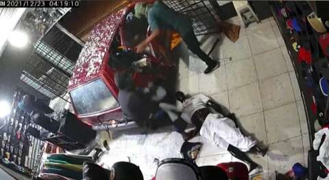 Bandidos invadem loja com carro e fazem “a limpa” em furto que durou 50 segundos