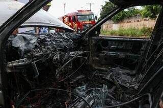 Carro ficou destruído. (Foto: Henrique Kawaminami)