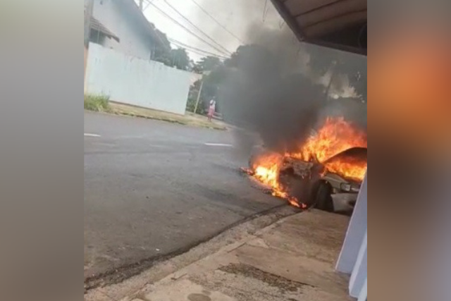 Homem surta depois de ser abordado pela PM e coloca fogo no pr&oacute;prio carro