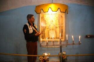 Jefferson Ravedutti, presidente do Templo Ganulo, em frente à imagem do espírito Pai Seta Branca. (Foto: Paulo Francis)