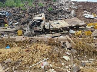 Veículo destruído depois de cair em ribanceira. (Foto: Jardim MS News)