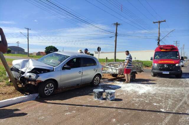 Motorista bate em carro, perde controle da dire&ccedil;&atilde;o e atinge poste de energia