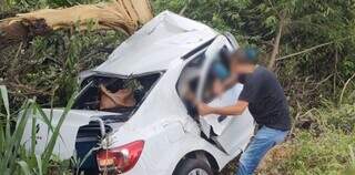 Homem tentando socorrer as vítimas do acidente. (Foto: Diário Corumbaense)