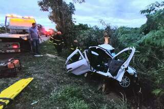 Carro ficou completamente destruído depois de acidente (Foto: Divulgação)