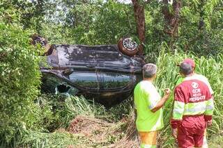 Carro ficou com as quatro rodas para cima depois de capotagem. (Foto: Henrique Kawaminami)