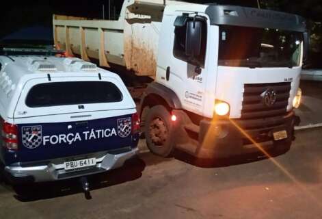 Bandidos fazem guarda ref&eacute;m e roubam caminh&atilde;o de prefeitura 