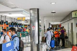 A pandemia de Covid-19 ainda é uma ameaça, a epidemia de gripe H3N2 também, mas mesmo assim milhões de brasileiros estão viajando neste fim de ano (Foto: Aeroporto de Campo Grande/ Henrique Kawaminami)