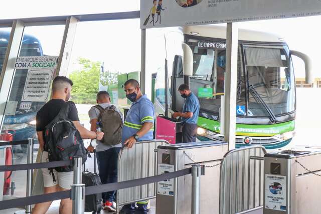 Em ritmo acelerado, &ocirc;nibus embarcam quem vai passar noite de Natal na estrada