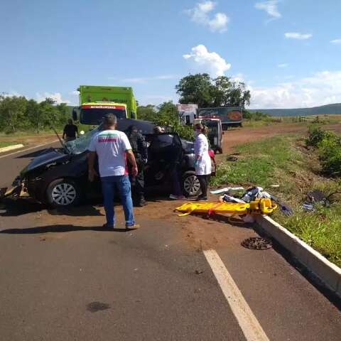 Cinco pessoas morrem em colis&atilde;o entre dois carros na BR-060