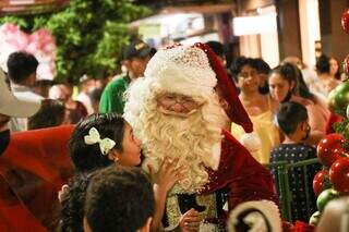 Criança faz pedido para Papai Noel na Rua 14 de Julho, em Campo Grande. (Foto: Henrique Kawaminami)
