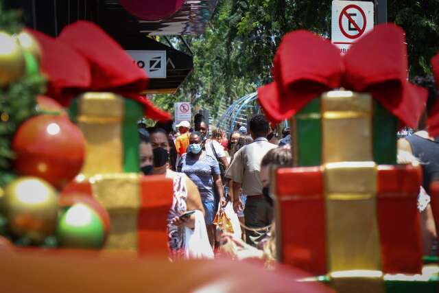 Amigo-secreto e compras de &uacute;ltima hora movimentam Centro na v&eacute;spera do Natal