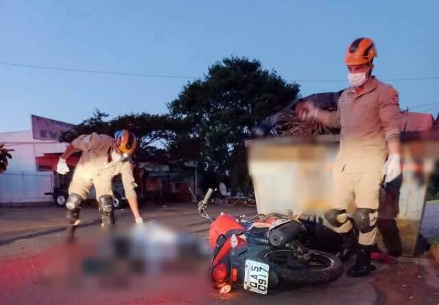 Jovem de 20 anos morre depois de colidir moto em ca&ccedil;amba