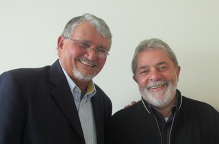 Ex-governador do Estado, Zeca do PT ao lado do ex-presidente Luiz Inácio Lula da Silva. (Foto: Arquivo Pessoal)