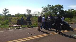 Colisão entre dois carros matou todos os ocupantes. (Foto: Divulgação/Polícia Militar)&nbsp;