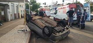 Carro capota na Ernesto Geisel ap&oacute;s ser atingido por motorista que fugiu