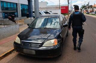 Carro abandonado em frente &agrave; ag&ecirc;ncia levanta suspeita e mobiliza pol&iacute;cia