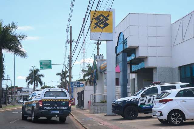 Carro abandonado em frente &agrave; ag&ecirc;ncia levanta suspeita e mobiliza pol&iacute;cia