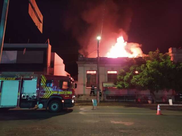 Inc&ecirc;ndio destr&oacute;i antiga estrutura de 1930 da Escola Modelo, em Aquidauana