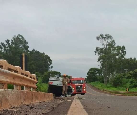 Condutor perde controle, carro bate em guard rail e capota na BR-262