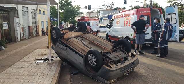 Carro capota na Ernesto Geisel ap&oacute;s ser atingido por motorista que fugiu