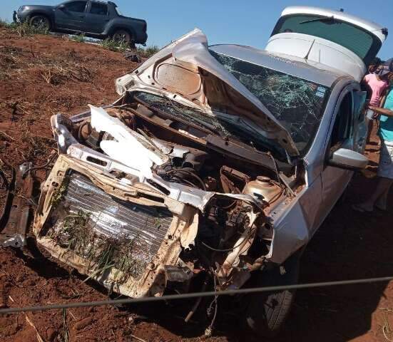 Veículo capota em rodovia estadual depois de capô abrir durante viagem