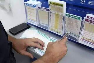 Apostador registrando jogo em casa lotérica de Campo Grande. (Foto: Arquivo / Campo Grande News)