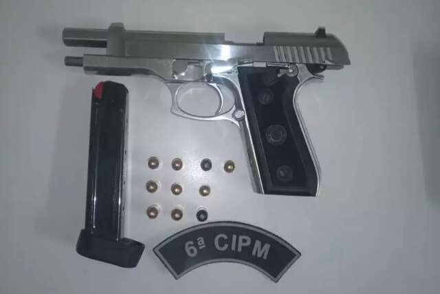 Depois de den&uacute;ncia, mulher &eacute; presa com arma de major da PM 