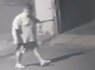 Há pouco mais de 3 meses, o homem foi flagrado andando armado no bairro (Foto reprodução / vídeo)