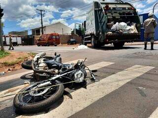 Motocicleta e caminhão envolvidos em acidente que resultou na morte de jovem. (Foto: Caroline Maldonado)
