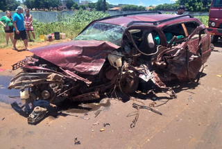 Um dos carros envolvidos no acidente ficou totalmente destruído (Foto: Corpo de Bombeiros Militar/Divulgação)