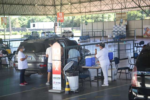 Ansiosos at&eacute; tentaram, mas ter&atilde;o de esperar a data certa para 4&ordf; dose da vacina
