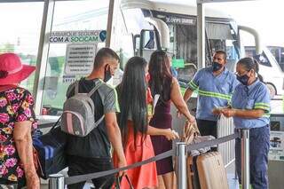 Passageiros embarcando na Rodoviária de Campo Grande. (Foto: Arquivo/Henrique Kawaminami)