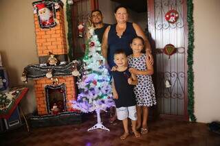 Família reunida em volta da árvore encontrada na véspera do Natal. (Foto: Paulo Francis)
