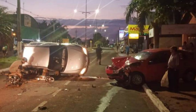 Carro tomba ao ser atingido na traseira e passageiro fica preso em ferragens